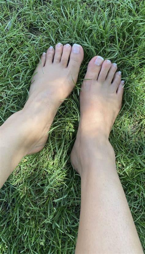 Empress Vina On Twitter Like And Retweet If Youd Worship My Feet At The Park😇😇