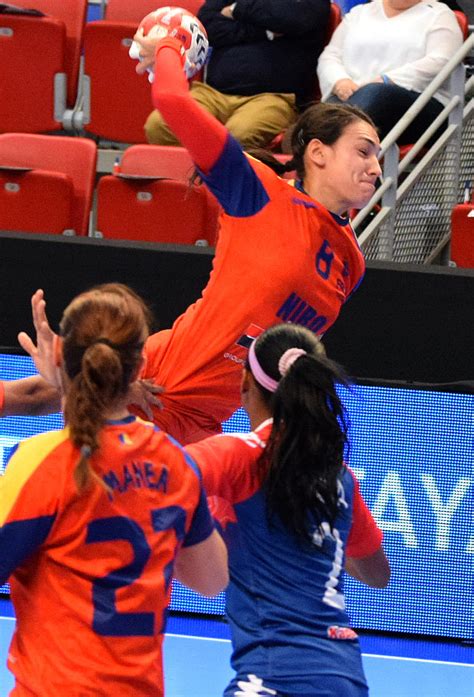Последние твиты от cristina neagu (@crisneagu8). Handball, grands athlètes : Cristina Neagu - Pyrene-hand.fr