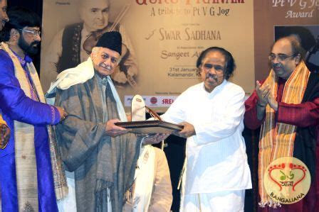 It is a relaxed evening for dr l subramaniam. Shyam Sundar Co Jewellers presented the Sarvottam Samman ...