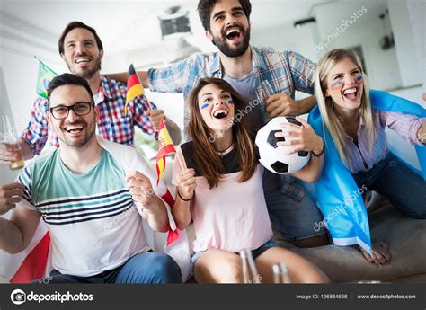 Gdzie obejrzeć mecze piłki nożnej w technologii streaming. Grupa Osób Wieloetnicznych Świętuje Mecz Piłki Nożnej ...