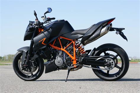 The ktm 990 super duke was released in 2005 with updates in 2007 and 2012. 2008 KTM 990 Super Duke - Moto.ZombDrive.COM