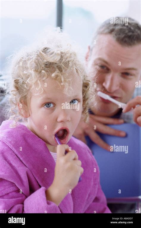 Padre E Hija Cepillarse Los Dientes Fotografía De Stock Alamy