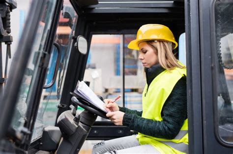 The Pros And Cons Of Being A Female Truck Driver In 2020 Inspirationfeed