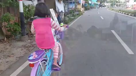 Mengajarkan Anak Bersepeda Di Jalan Raya Youtube