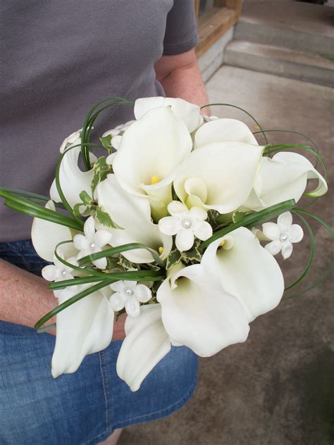 Simple And Elegant Calla Lilies Stephanotis And Bear Grass The