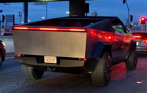 Cybertruck da Tesla é flagrada em alta velocidade nas ruas de Los
