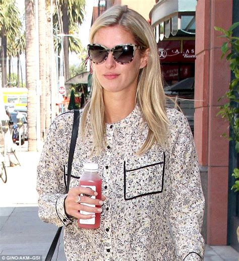 Nicky Hilton Puts Her Slender Legs On Display As She Grabs A Healthy Drink Daily Mail Online