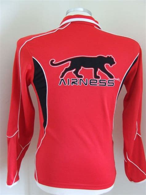 These are great to wear everyday whilst also looking stylish due to the the colourful accents and the detailed stitching, this product would be ideal for activities as the durable. Fulham Training/Leisure football shirt 2006 - 2007.