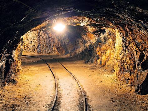 De Nos Archives Prisonniers Dans Les Profondeurs Dune Mine