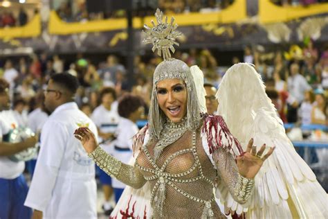 foto gracyanne barbosa desfilou no carnaval de 2020 como rainha de bateria da união da ilha do