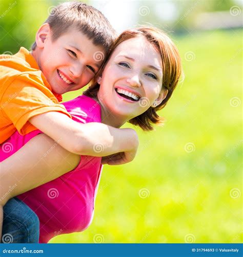 Retrato Al Aire Libre Feliz De La Madre Y Del Hijo Imagen De Archivo