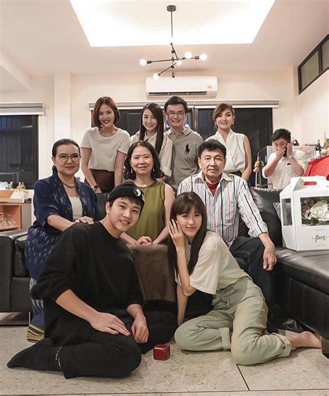 โทนี่ ก็ปล่อยให้เป็นไปตามธรรมชาติดีกว่า ทั้งคู่แหละ ต่อให้ใครจะมาเร่งรัด สุดท้ายมันก็อยู่ที่คน 2 คน. "โทนี่ รากแก่น" พา "แม่บานเย็น" ขอ "แก้ว จริญญา" แต่งงาน!!