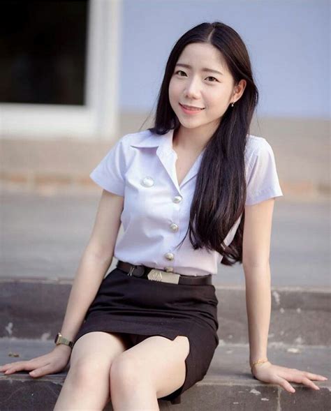 ปักพินโดย Yen Siang Huang ใน Thai University Uniform กระโปรงสั้น สาวมหาลัย แฟชั่นผู้หญิง