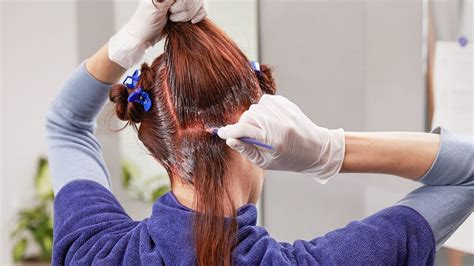 Ombre adalah teknik pewarnaan rambut dengan satu warna dari bagian akar. 9 Hal yang Perlu Diperhatikan sebelum Mewarnai Rambut Sendiri