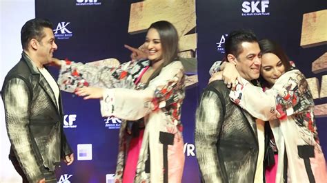 Salman Khan और Sonakshi Sinha ने किया Hug Dabangg 3 मूवी के Special Screening दौरान Youtube