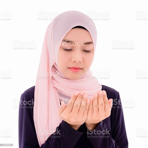 Wanita Muda Muslim Cantik Mengenakan Hijab Dan Jilbab Doa Dan Pujian Untuk Allah Muslim Allah