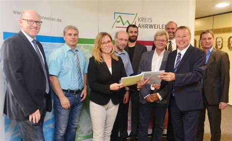 1 day ago · im kreis ahrweiler wurden nach auskunft von landrat jürgen pföhler zudem zehn schulen überflutet und schwer beschädigt. Kreis Ahrweiler erstellt Pflegestrukturplan für Menschen ...