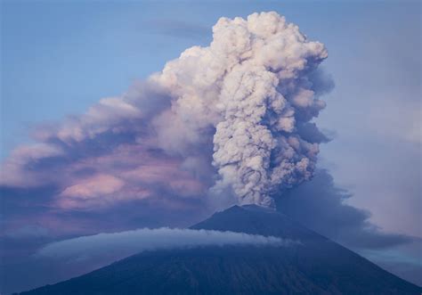 Volcano eruption in bali this morning, we got to watch from our yard this amazing spectacle of nature. Watch as this volcano erupts all of a sudden at night in ...