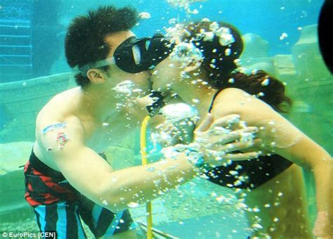 International Kissing Day Celebrated By Couples Kissing For Underwater Contest Daily Mail Online