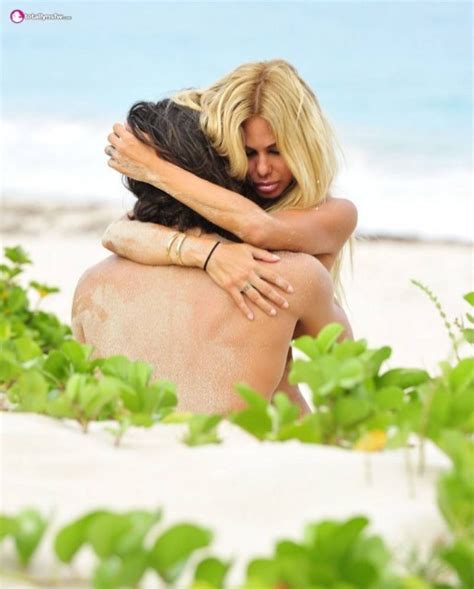 Shauna Sand Caught Having Sex on the Beach Секс мн