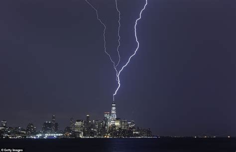 Incredible Moment Lightning Strikes One World Trade Center Daily Mail