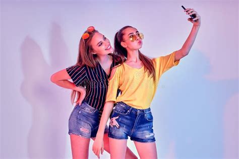 Dos Chicas Adolescentes En Ropa De Verano De Pie En Estudio Y Haciendo