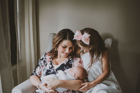 Lifestyle newborn photo session. Mom and newborn pose. Newborn and sibling | Lifestyle newborn ...