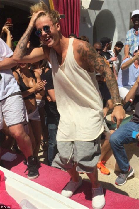 Justin Bieber Stuns Party Goers In Las Vegas With Surprise Gig Justin Bieber Imagines I Love