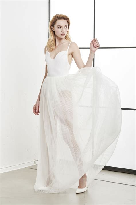 Das brautkleid oder hochzeitskleid wird von der braut zur hochzeitszeremonie getragen. Brautkleider - Die neue kisui-Kollektion 2020 (mit Bildern ...