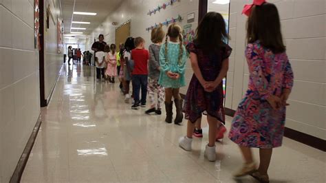 Dewar Elementary School Kids Walk The Halls On The First Day Of School