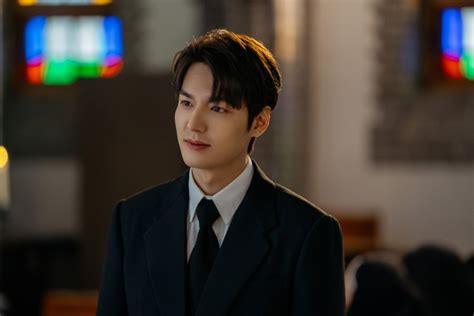 Lee started to act in his second year of high school, and by his senior year, had joined starhaus entertainment. Woo Do Hwan Watches Over Lee Min Ho As He Carries Out His ...