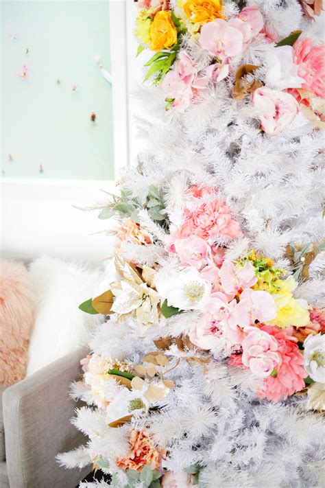 This beautiful new trend from designlovefest uses flowers to decorate your christmas tree instead of lights or baubles, and the results are positively stunning — and surprisingly festive. Floral Christmas Tree DIY | Christmas tree flowers, Diy ...