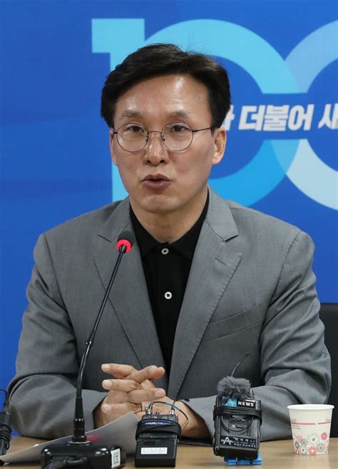 ‘결혼 김민석 전 의원 “식 잘 마쳐… 새로운 삶 살겠다”