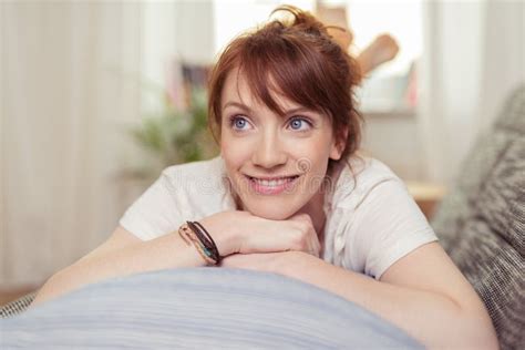 Femme Heureuse Se Trouvant Sur Son Estomac Sur Le Divan Photo Stock Image Du Personne Détente