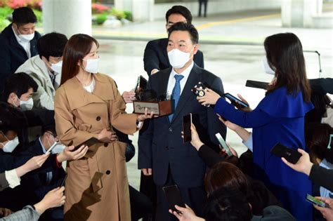 백신 수급 불안 커지자 文 잘못된 정보 바로잡으라. 서울신문 서울포토출근하는 김오수 검찰총장 후보자