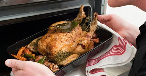 Pechuga de pollo de tamaño medio entera. Cómo cocinar un pollo entero relleno al horno | eHow en ...