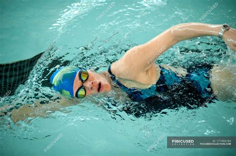 Woman Doing Laps In Swimming Pool — Side View Vitality Stock Photo