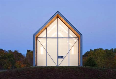 Chaque projet est une occasion de redéfinir les rapports entre l'individu et son habitat, à travers un. The Shed by Hufft Projects Glows Like a Lantern on a Hill ...