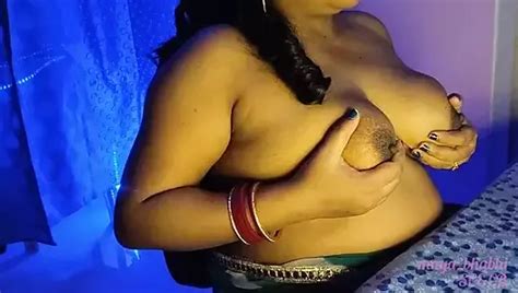 热辣的印度性感女孩打开她的衣服，展示她的胸部和乳头。 xhamster