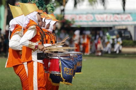 Ulva nila santi d1108517 jurusan ilmu administrasi fakultas ilmu sosial dan ilmu politik universitas sebelas maret surakarta 2010 Drumband Show Menjadi Hiburan Masyarakat Sabtu Pagi ...