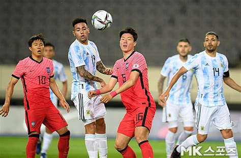 대한민국 단일팀 스쿼드 완성하고 덕배 먹었습니다!! 황의조 `패스가 길다` MK포토 - MK스포츠