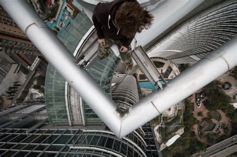 Seriously Insane Selfies From The Worlds Tallest Buildings 19 Pics