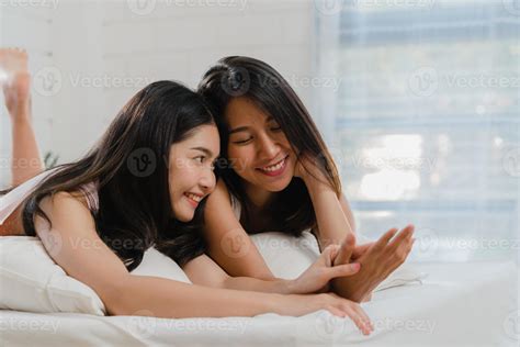 Casal De Mulheres Lésbicas Lgbtq Asiáticas Beijam E Abraçam Na Cama Em Casa Jovem Amante Da
