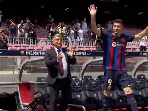 برشلونة يقدم نجمه ليفاندوفسكي لجماهيره على ملعب كامب نو فيديو