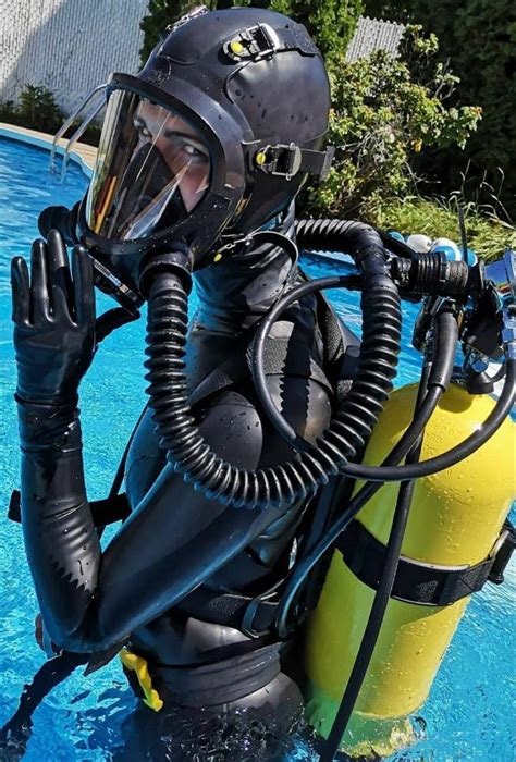 Pin By Bob Buick On Underwater Women Scuba Girl Wetsuit Scuba Girl Gas Mask Girl