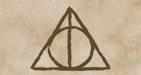 Deberá encontrar y destruir a los últimos horrocruxes para poner fin al. Misterioso símbolo en Harry Potter y las Reliquias de la Muerte