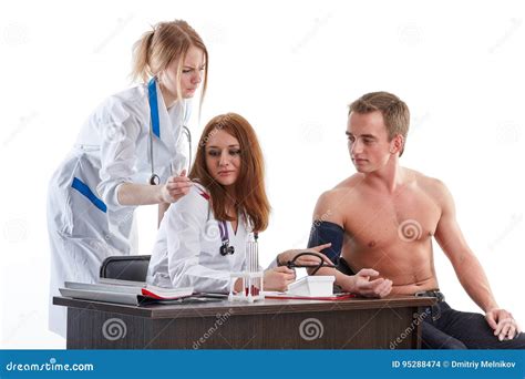 Duas Enfermeiras E O Paciente Foto De Stock Imagem De Funcionamento