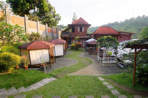 Harga sewa kamar per malam di bantal guling villa lembang dibanderol mulai dari rp. Bantal Guling Villa, Lembang - PergiDulu.com