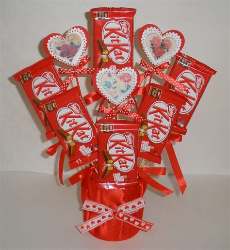 Mother's day chocolate bouquets make a nice gift for mother's day compared to the usual bouquet of flowers. Valentine's Day Candy Bouquet | Fun Family Crafts