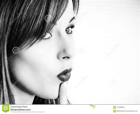 Zwart Wit Portret Van Een Jonge Vrouw Die Keuzen Overwegen Of Stock Foto Image Of Tegen Koop